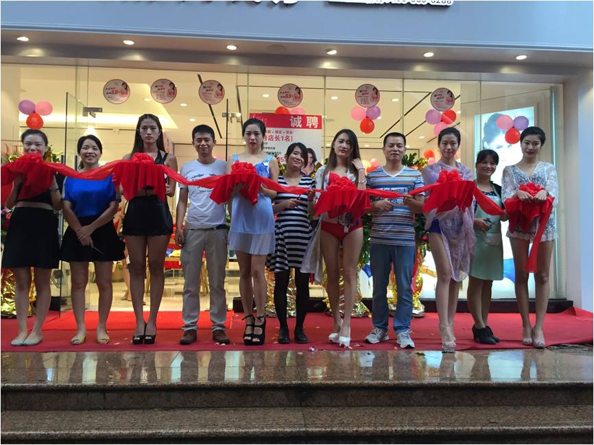 詩曼芬新店開業 嫩模萌娃搭配亮相助陣