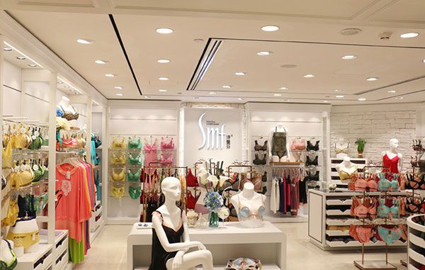 詩(shī)曼芬品牌內(nèi)衣加盟店內(nèi)景