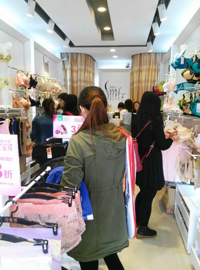 熱烈祝賀顏女士詩曼芬內衣加盟店成功開業