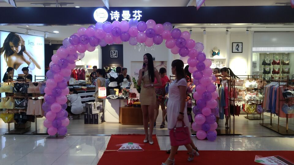 內衣加盟店店面沒人時，別人家的店員在做什么?