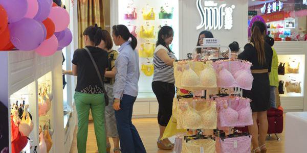 恭賀羅女士的詩曼芬內(nèi)衣加盟店隆重開業(yè)